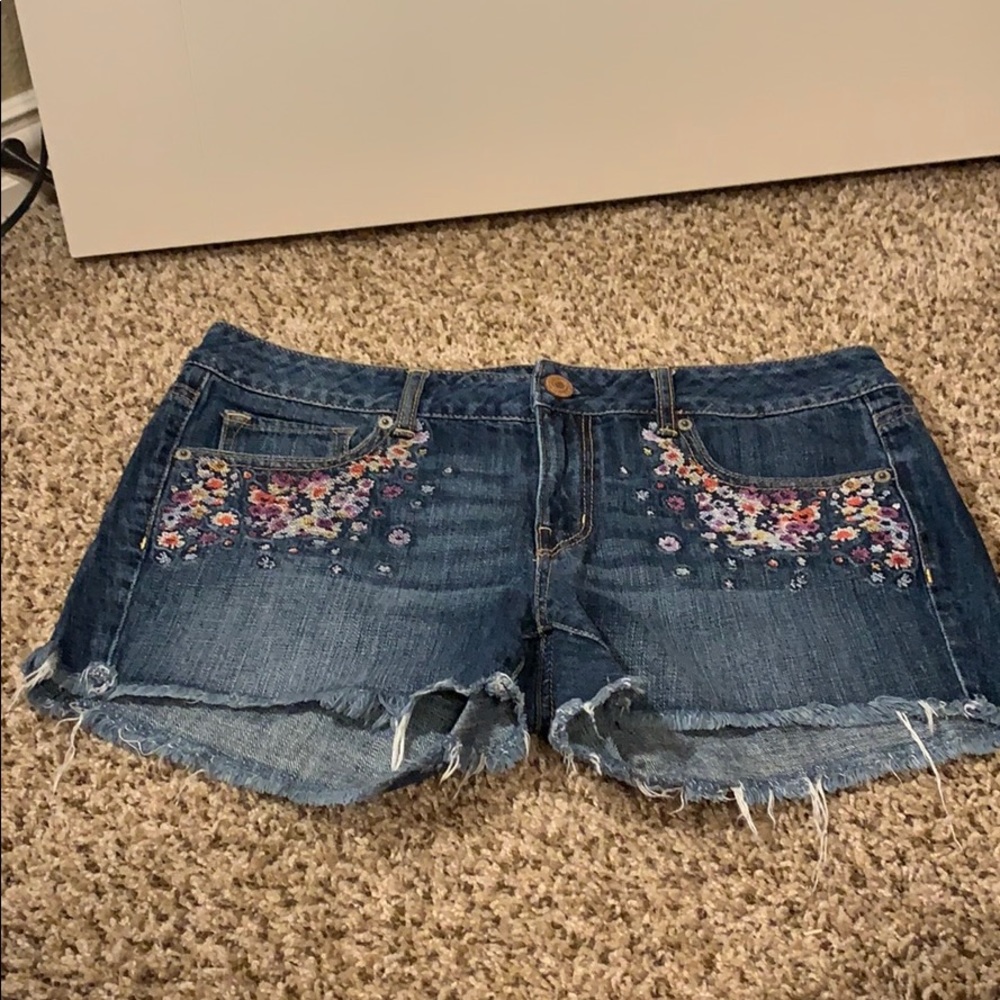 Like New!  American Eagle - 12 embroidered shorts